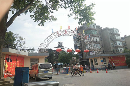 阳光河畔3室2厅2卫高档装修未住3楼139平米车库36平